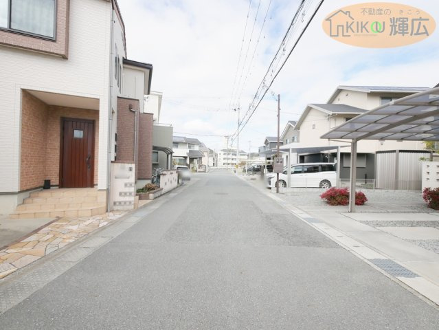 前面道路の幅員は約5.9メートルございますので、お車の運転が苦手な方でも安心です。