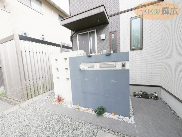 プライバシー性にも配慮された設計で、道路からの視線をやわらかく遮ります。
