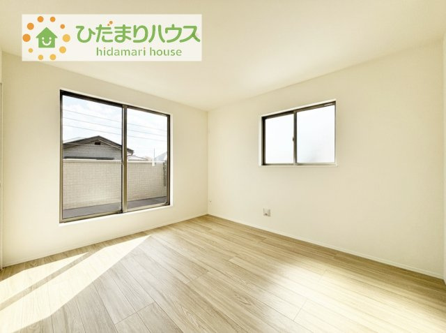 バルコニーに面していて、たっぷり光りの入る明るい主寝室です！