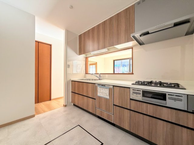 ◆キッチンからダイニングやリビングが見渡せるキッチン。料理をしながら家族とコミュニケーションをとれるだけでなく、大きな開放感も得られることができます。