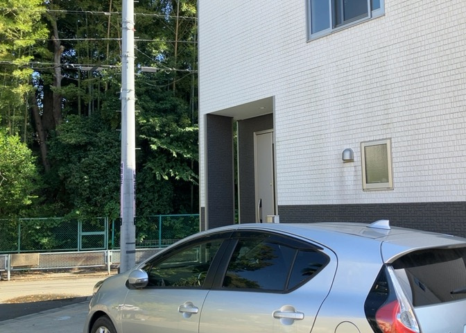 玄関は家の顔でもあり、家族以外の目にも止まる場所です。玄関は外との間を仕切る扉、靴などをしまっておく収納スペース、靴脱ぎのたたきスペース、来客とのやり取りをするドアホンなど複数のアイテムからなります。