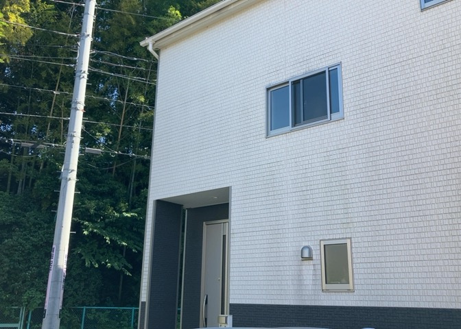 木造住宅とは土台、壁、柱など建築物の強度を支える構造体の材に木が使用されている構造を指します。構造体は建物の自重を支えるだけではなく風圧や水圧、積裁荷重などあらゆる衝撃に耐えるための基礎です。