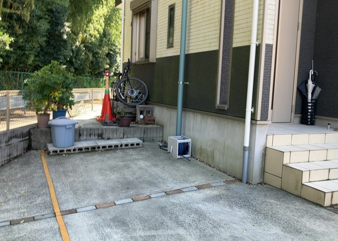 建物の基礎工事の方法は、主流となっているベタ基礎（防湿基礎）と布基礎の2種類に分類され、床下の通気性や耐久性などに違いがあります。建物の基礎部分の構造や付帯設備など詳細については現地でご確認ください。