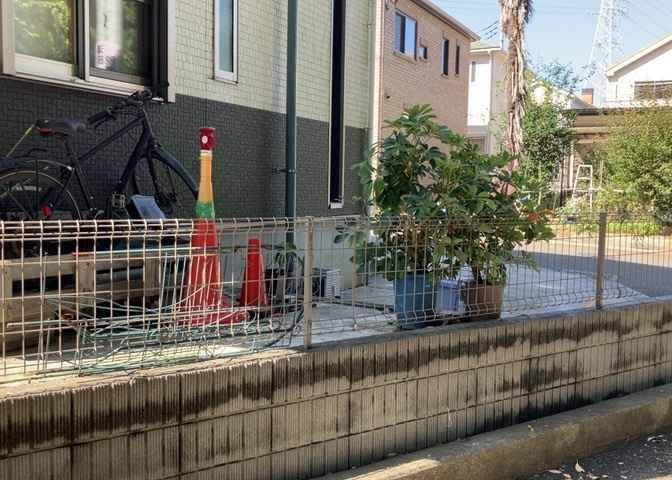 玄関ポーチにおいて最も重視すべきと言っても良いのが広さです。適切な広さの玄関ポーチでないと外見的なバランスは崩れてしまいますし、何より使いにくくなってしまいますので、現地で実際に下見をしてみましょう！