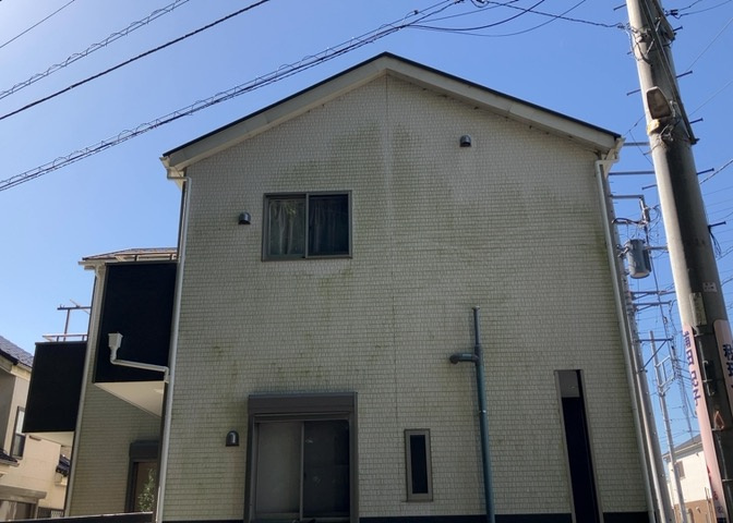 東側道路の場合は居室を南向きに設計しやすいため、朝日が入りやすいというメリットがあります。一方、西側道路も東側同様に居室を南向きに設計しやすいのですが、住宅地だと朝日が入りにくいという弱点があります。