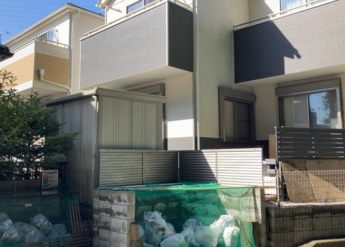 庭のある家に住むことのメリットとして、子どもたちの遊び場を確保できること、ガーデニングや家庭菜園を楽しめること、明るさを確保できることがあります。また、配置を工夫することでプライバシーが確保できます。