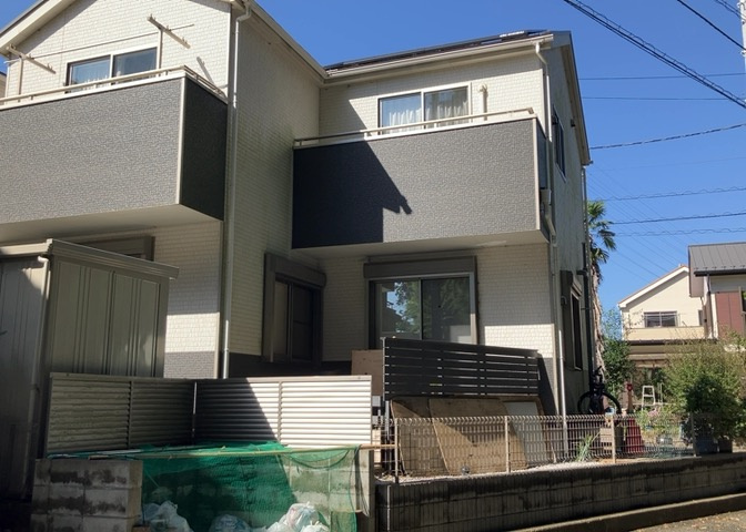 住宅用の土地では前面道路に2m以上接していなければならないと法律で定められています。しかし、お持ちの車のサイズやライフスタイルなどにより、2mでは利便が悪い場合もございますので、事前に確認しましょう。