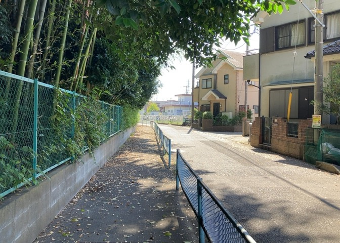 桜や紅葉の名所に出かける人は多いと思いますが、家にいながら季節の移ろいを感じる生活を送りませんか？リビングや窓から見える景色が生活を彩るワンポイントに！現地から見える景色を堪能してみては如何でしょう。