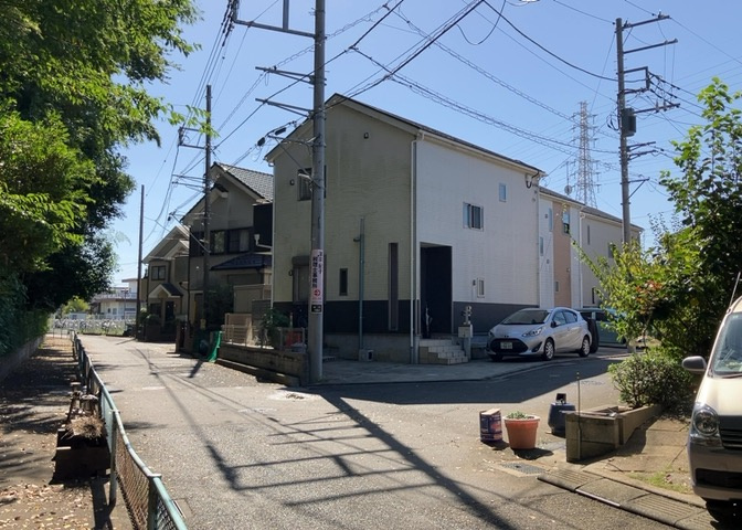 駐車場と明記されていても、最小スペースでつくられた駐車場だと大型車は駐車できなかったり、出入りしにくくなったりする可能性があります。お車のサイズと購入したい物件の駐車場のサイズを現地で確認しましょう。