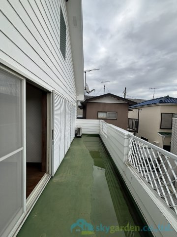 暖かな日差しのふりそそぐバルコニー