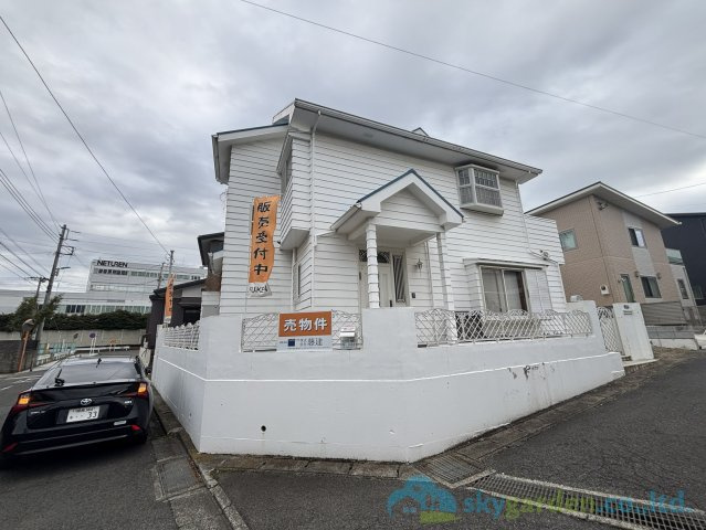 洗練された印象の外観で訪れる人の記憶にも残るスタイリッシュな邸宅。　