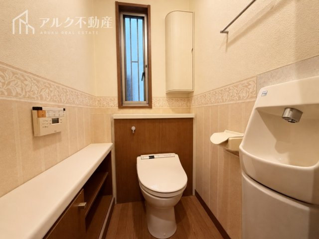 トイレは1階・2階・3階の各階にございます。※AIによる荷物消去加工を行った画像です。