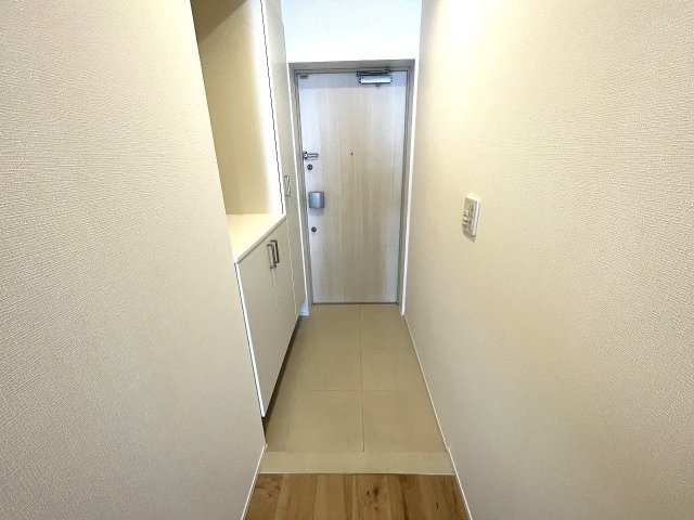 人感センサーのライト付きで、いつでも明るく迎えてくれる玄関。　