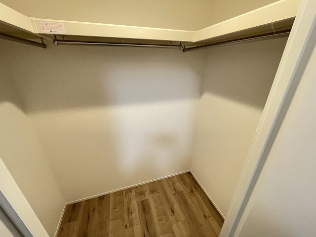 広々としたウォークインクローゼット付きで、大小様々な荷物が収納出来ます。　