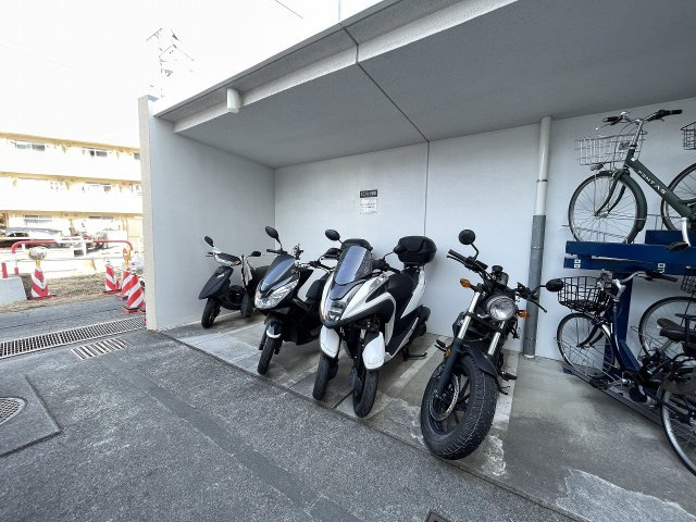 屋根付きの駐輪場で、サビや汚れの心配も不要。　