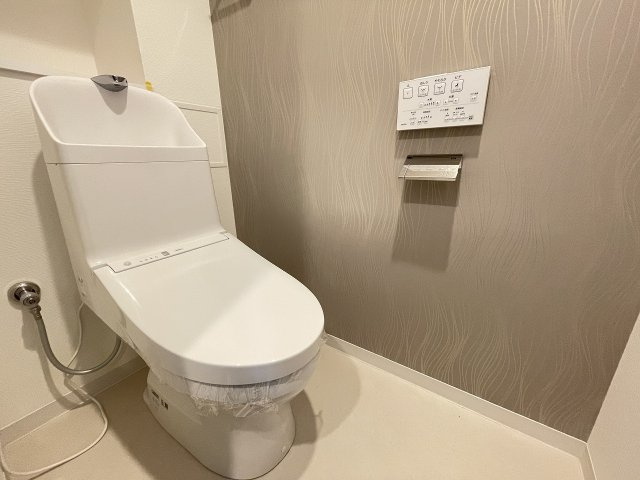 温水洗浄便座付きの清潔感あるトイレは、落ち着いた空間に。　