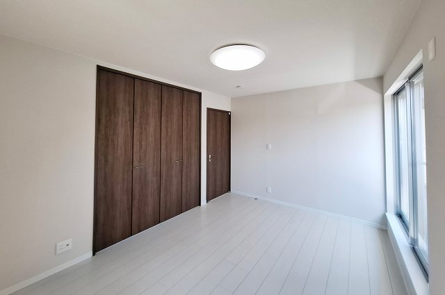 洋室1：バルコニーへ出入り可能な約6帖のお部屋。主寝室としても使いやすい広さです。