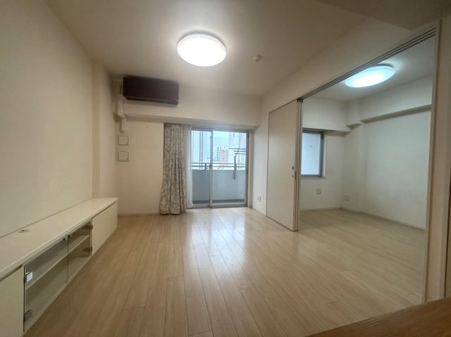 陽光が差し込む明るいリビング。隣の洋室と扉を開け放てば、さらに広々とした大空間として使えます。