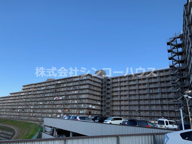 岩槻駅からは徒歩約17分の立地。