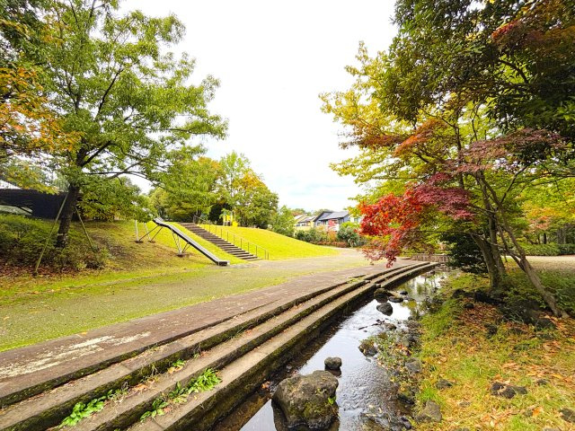 近くに別所お月見公園があり、大きな滑り台や遊具でお子様が遊ぶことが出来ます。