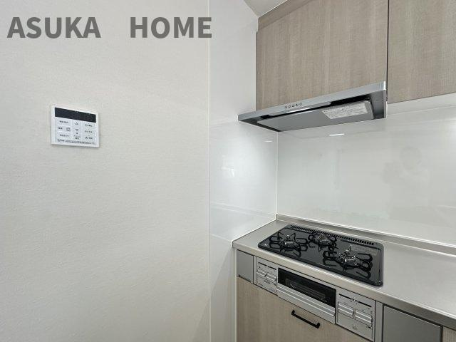 3つ口コンロで一体感のあるシステムキッチンが魅力的なキッチンスペース