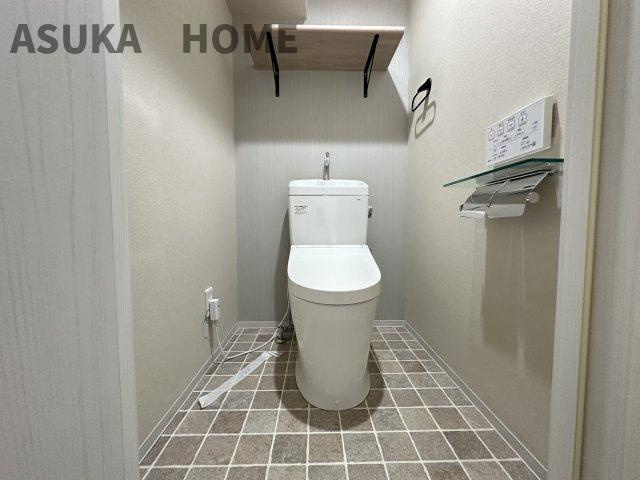 温水洗浄便座のトイレ設備です！トイレ上部にはあると便利な吊戸棚を設置！