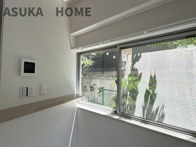 カウンター位置にある嬉しいコンセント！携帯充電場所やアレクサ置き場にも最適ですね。