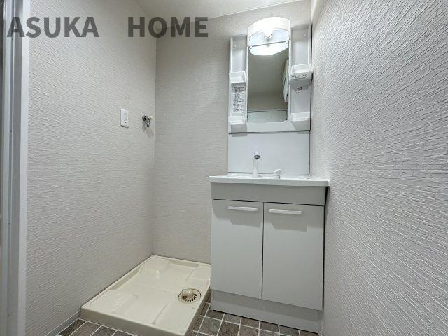 洗面所内には収納棚も完備しているので、すっきりつかえそうですね。