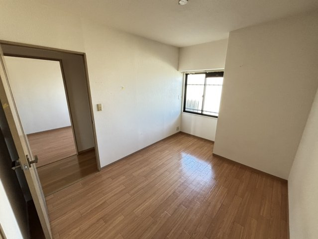 シンプルで使いやすい間取りの洋室は、家具の配置がしやすく暮らしやすい空間です。大きな窓からの採光で日中は照明いらずの明るさ。フローリングがナチュラルな温もりを演出し、落ち着いた雰囲気の居室です。