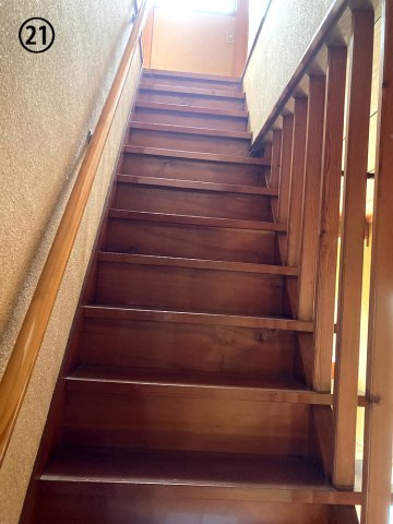 1Fから2Fへの階段をみたところです　