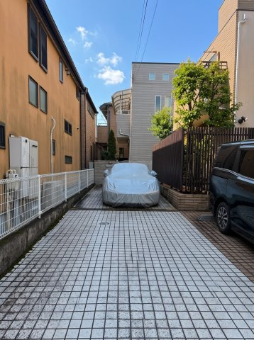 東側前面道路約5mで、お車の出し入れもスムーズ