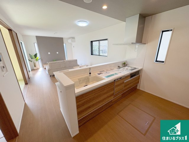 リビングと統一感があり、使い勝手のいいキッチン。広々としているので、二人並んで作業が出来ちゃいます。お子様と一緒に色々なお料理に挑戦できるスペースがあります。