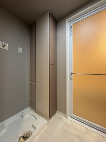 洗面脱衣室にリネン棚を用意◎収納場所に困りがちなバスタオルや着替えも仕舞えて便利♪