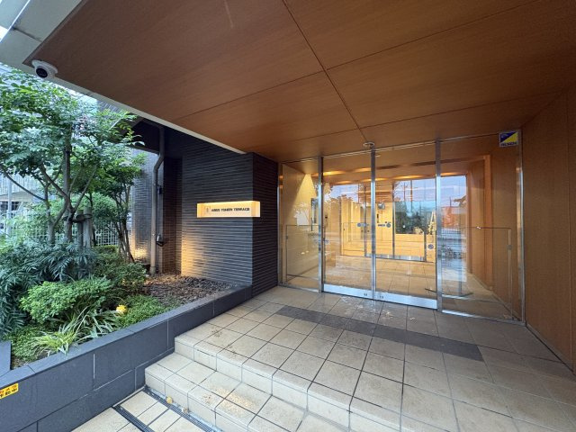 落ち着いた雰囲気のエントランス♪上質感に満ちたおしゃれなデザイン♪