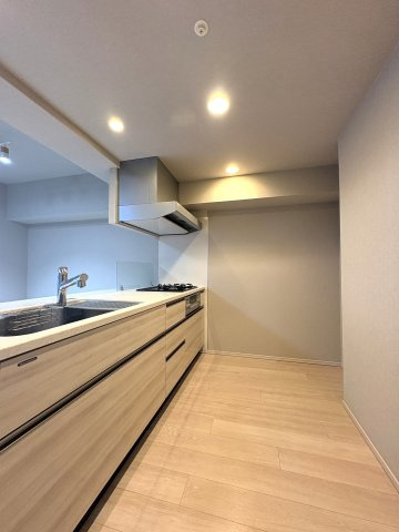 広々としたキッチン内部は、食器棚などを置いてもゆとりのスペース♪