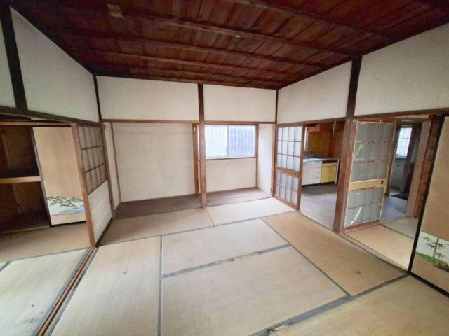 天井の板張りが、落ち着いた雰囲気の快適な室内空間を演出してくれます。