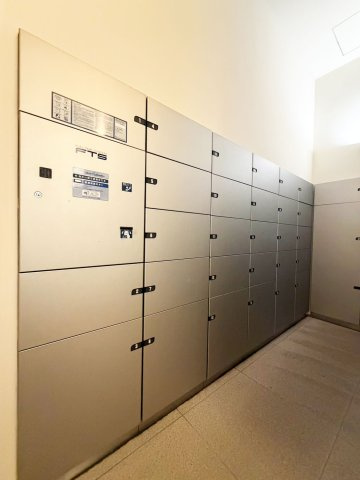 【宅配ボックス】在宅時・不在時に関わらず、居住者の代わりに非対面で宅配物を受け取ってくれる便利な設備です。わかりやすくご説明致しますので見学時にはお部屋だけではなく共用部分もぜひチェックしてください。