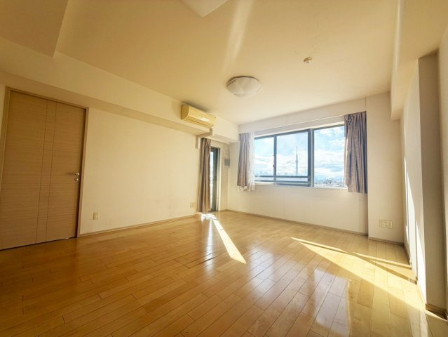 【リビングダイニング】一日の中で多くの時間を過すことになるリビングダイニングだからこそ、いつも穏やかな空間であることが必然。爽やかな通風と採光を存分に感じる事が出来る空間です。