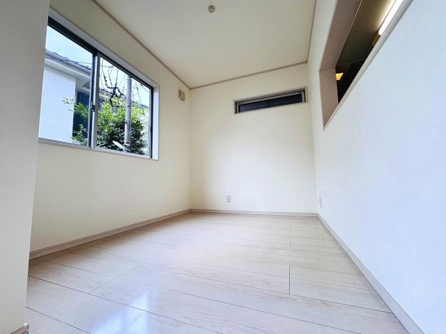 三面採光のリビングの為、明かり光が差し込んできます。