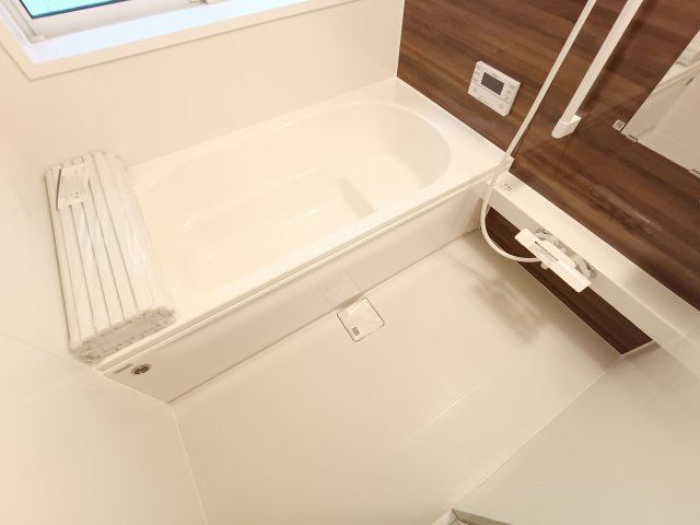 【浴室】　ゆったりとした時間とともに、一日の疲れを癒すバスルーム。