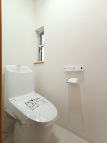 【2階トイレ】　トイレには便利な手洗い水栓付き！機能性とデザイン性を兼ね備えた空間です。