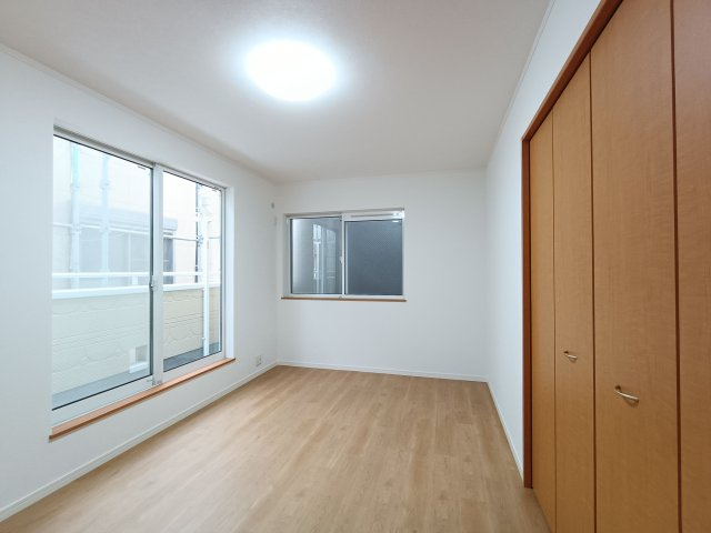 【洋室約7.5帖】　ゆったりサイズの洋室は、主寝室にいかがでしょうか？