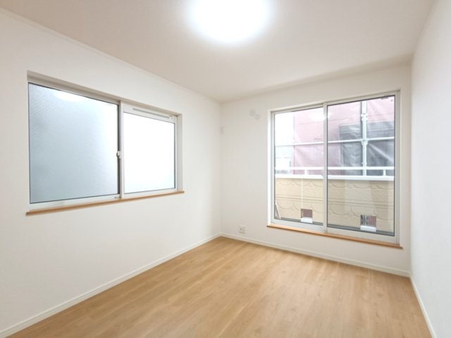 【洋室約6.0帖】　バルコニーに面した明るいお部屋です。陽気に楽しみ、やすらぐ室内。