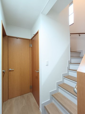【廊下】　階段は手すり付きでどなたでも昇り降りしやすい仕様です。