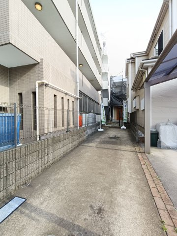 【駐車場】　縦列で2台駐車可能です。