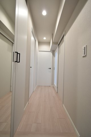 白色を基調とした清潔感のある廊下です！　大きな玄関収納も備えております♪