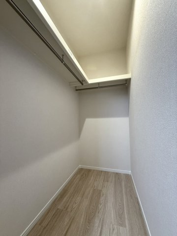 奥行きのあるウォークインクローゼット付きの7.3帖洋室。収納力を活かし、すっきりとした暮らしを叶えます。