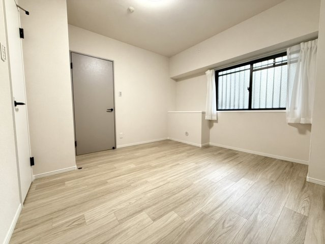 約7.3帖の洋室。ゆとりある広さで、お子様のお部屋や趣味の空間など多彩に活用できる一室です。