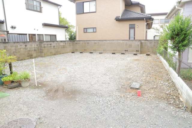 土地の面積＝住宅面積ではありません。建ぺい率の問題などで、土地のある場所によって住宅を建てられる面積は限られています。高さもしかり、「土地」という言葉の中には、建築条件も含まれると考えておきましょう。