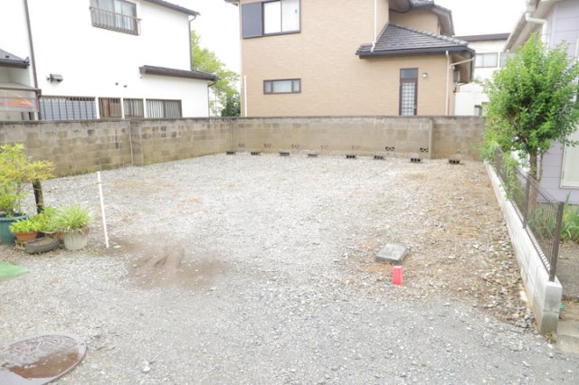 家を建てる場合、方位は要チェックです。現実的に日当たりのよい家ならばリビングは南側、建築基準法でも北側に当たる家への配慮は求められています。土地を見学に行く際は、方位磁針を持って行くようにしましょう。